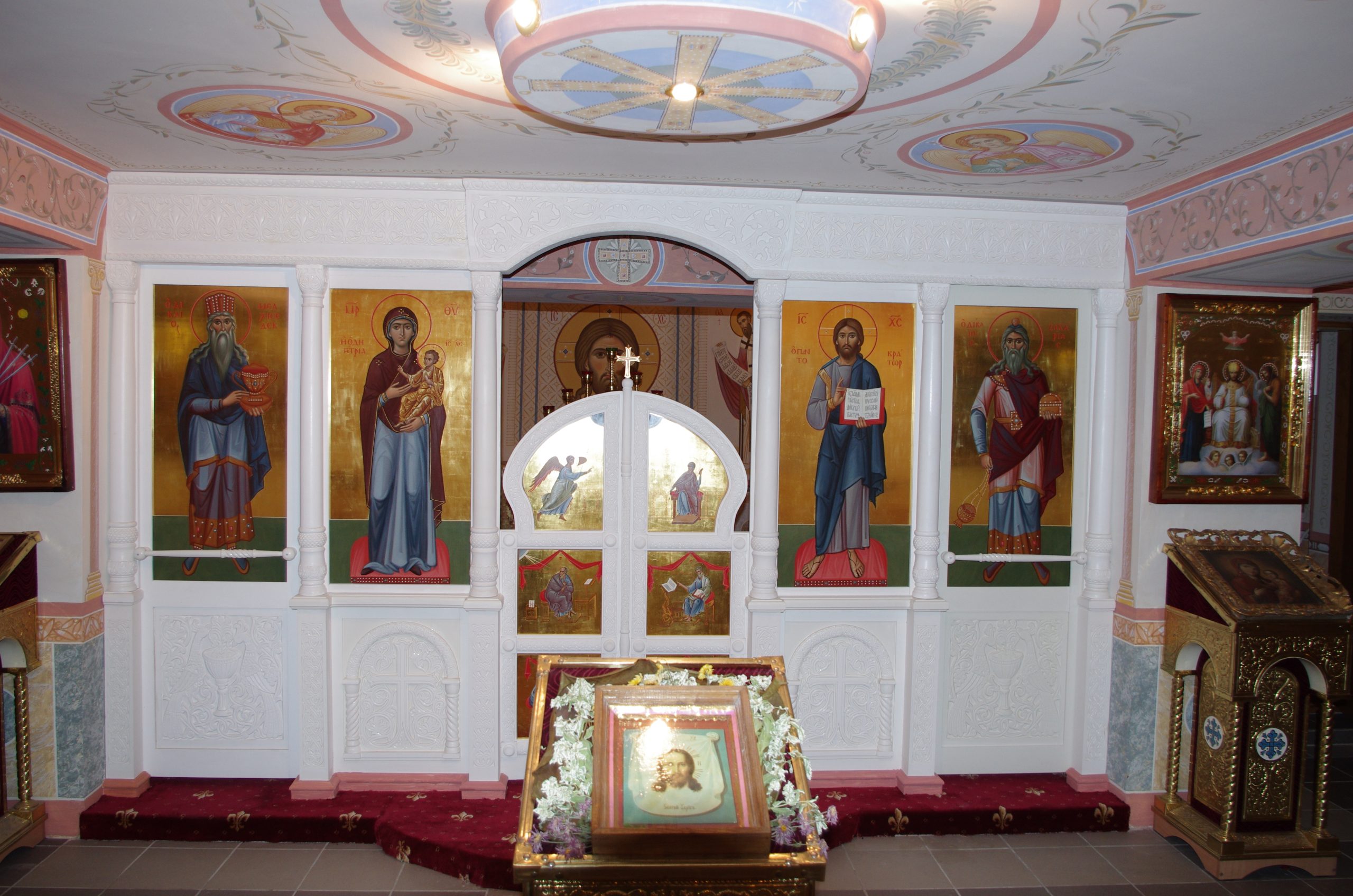 Иконостас нижнего храма в храме Святителя Николая.